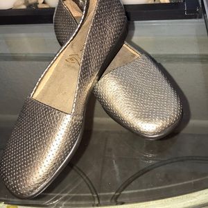 Aerosole Gold Leather Flats size 6.5